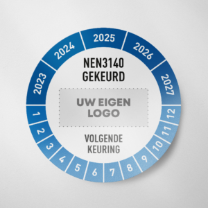 Keuringssticker NEN3140 met eigen logo in de kleur blauw