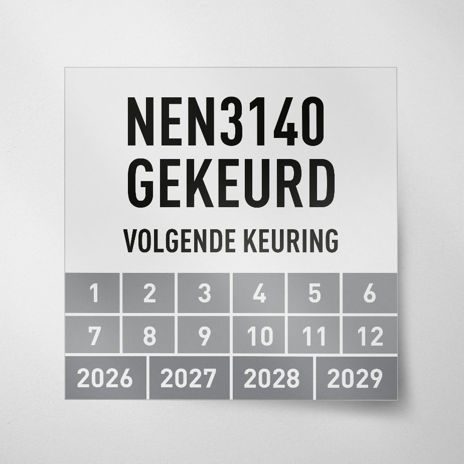 Vierkanten NEN3140 gekeurd keuringssticker in de kleur grijs met beginjaartal 2026