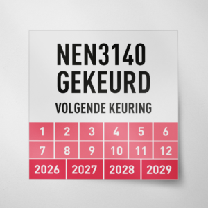 Vierkanten NEN3140 gekeurd keuringssticker in de kleur rood met beginjaartal 2026