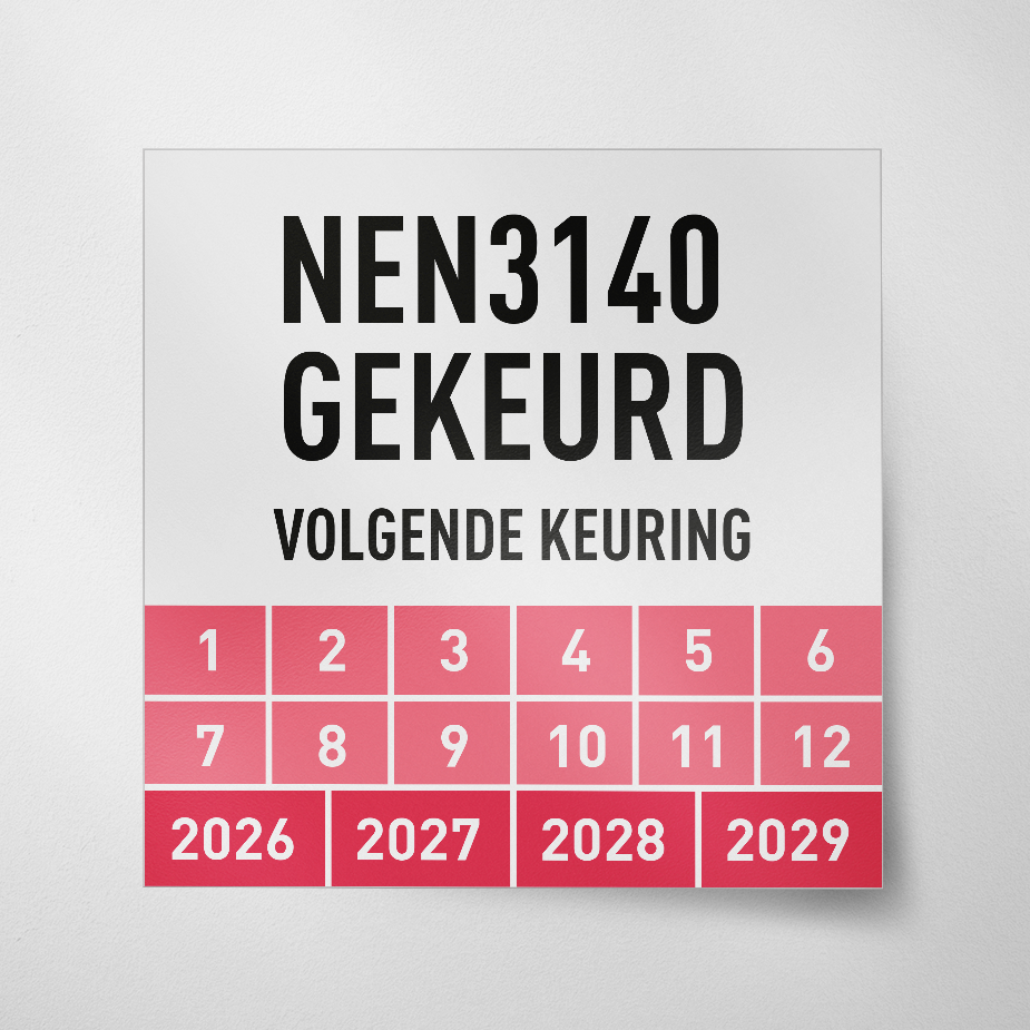Vierkanten NEN3140 gekeurd keuringssticker in de kleur rood met beginjaartal 2026
