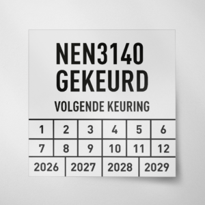 Vierkanten NEN3140 gekeurd keuringssticker in de kleur wit met beginjaartal 2026
